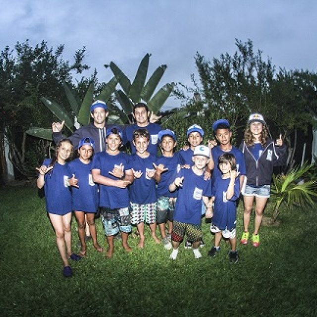 Sofia Mulanovich baut eine Surf Akademie für junge peruanische Talente in Punta Hermosa, Peru auf.