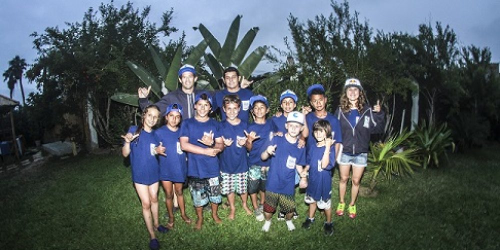 Sofia Mulanovich baut eine Surf Akademie für junge peruanische Talente in Punta Hermosa, Peru auf.