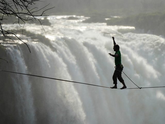 Slackliner Reinhard Kleindl (AUT) und Lukas Irmler (GER) begehen Highline an den Victoria Falls