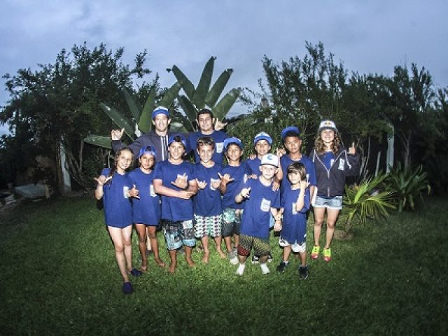 Sofia Mulanovich baut eine Surf Akademie für junge peruanische Talente in Punta Hermosa, Peru auf.