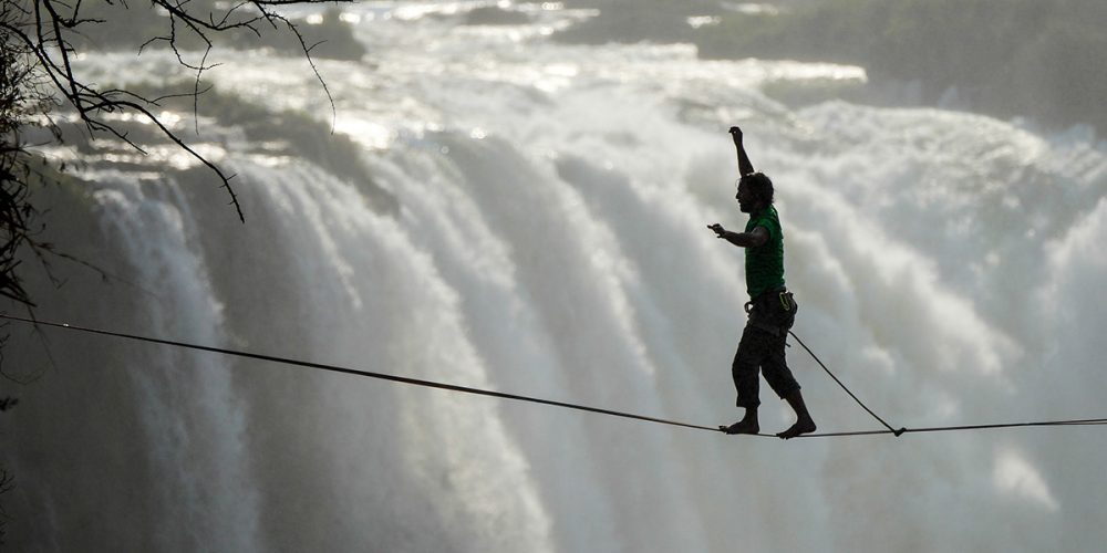 Slackliner Reinhard Kleindl (AUT) und Lukas Irmler (GER) begehen Highline an den Victoria Falls
