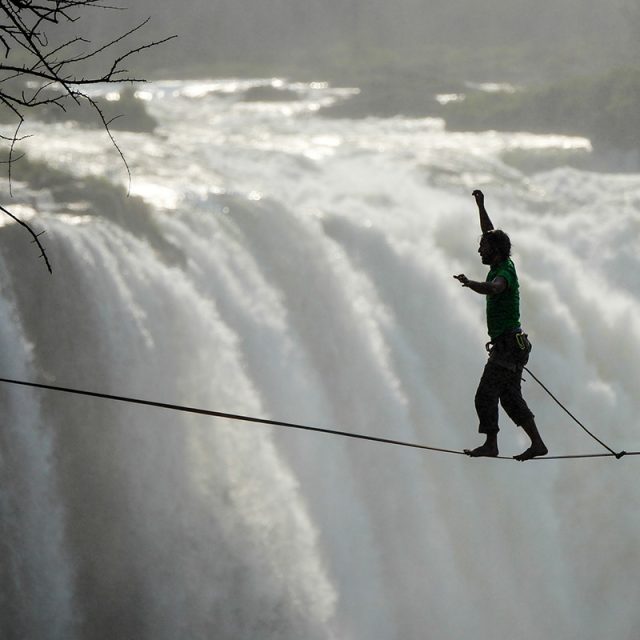 Slackliner Reinhard Kleindl (AUT) und Lukas Irmler (GER) begehen Highline an den Victoria Falls